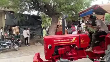 जालौर: महिला के साथ युवक ने की मारपीट, बर्फ गोले की लोरी बिखेरी, वीडियो आया सामने, पुलिस ने शांति भंग में एक को किया गिरफ्तार
