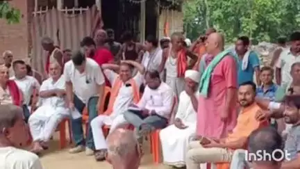 मधवापुर: साहरघाट: मस्त राम कुटी में ग्रामीणों की बैठक, महत सह पुजारी हत्याकांड पर हुई चर्चा