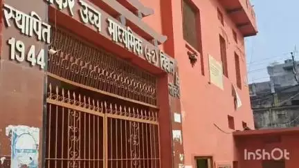 सासाराम: सासाराम के श्री शंकर उच्च माध्यमिक विद्यालय में डिएल एड की परीक्षा कड़ी सुरक्षा के बीच हुई शुरू