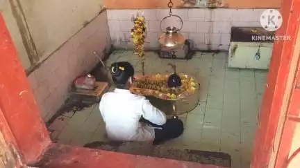 पंधाना: बोरगांव बुजुर्ग: ब्रह्मगिर मंदिर में भगवान भोलेनाथ को जल चढ़ाकर घर की सुख-समृद्धि की कामना की