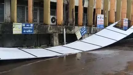 सातारा: सातारा बस स्थानकात बॅनर पावसाने पडला सुदैवाने कोणाला काही झाले नाही