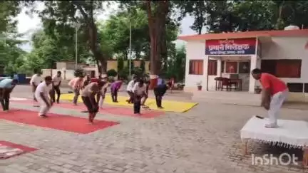 भानपुर: कर्मचारियों की सेहत को ध्यान में रखते हुए सोनहा थाना परिसर में योग शिविर का आयोजन, बताए गए फायदे
