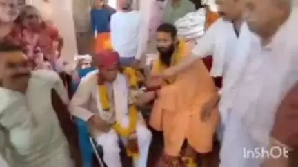 भितरवार: धूमेश्वर महादेव मंदिर में महामंडलेश्वर ने स्वतंत्रता संग्राम सेनानी को किया सम्मानित