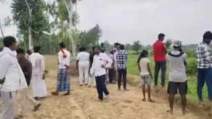 सोहावल: रौनाही थाना क्षेत्र के लहरापुर गांव के जोलहा बगिया में करबी के खेत में मिला 55 वर्षीय अज्ञात अधेड़ का शव