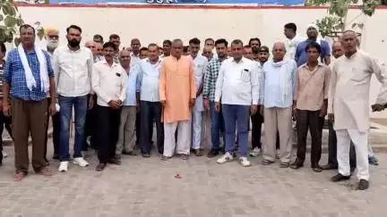 झुंझुनू: समसपुर गांव के सैकड़ो ग्रामीणों ने कलेक्टर को दिया ज्ञापन गांव को नगर परिषद से अलग करने की मांग #jansmasya