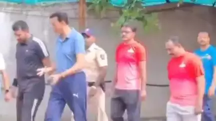 दक्षिण आफ्रिकेतील मॅरेथॉन स्पर्धेत यश मिळवलेल्या खेळाडूंचा प्रशासन आणि ल क्रीडा मंडळाकडून चंपावती क्रीडा मैदानावर सन्मान