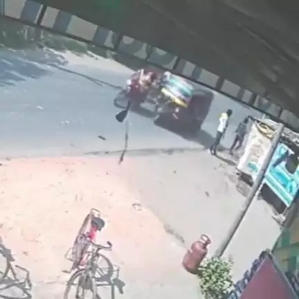 पातेपुर: रमौली चौक के पास बाइक सवार बदमाशों ने गैस सिलेंडर चुराया, सीसीटीवी में कैद