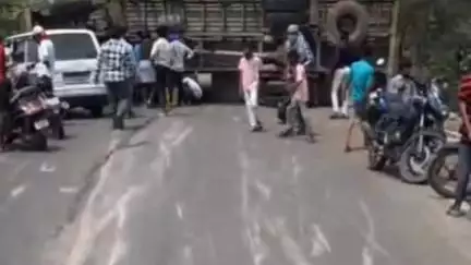 पामगढ़: भदरा गांव में लोहे के स्क्रैप से भरा ट्रक सड़क के बीचों-बीच पलटा