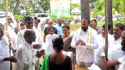 పెద్దపల్లి: నిట్టూరు గ్రామంలో ఇందిరమ్మ ఇళ్ల పట్టాల పంపిణీ చేసిన ఎమ్మెల్యే చింతకుంట విజయన్నారావు