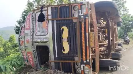 शंकरगढ़: चिरई घाट में अनियंत्रित होकर पलटा ट्रक, बाल-बाल बचा चालक