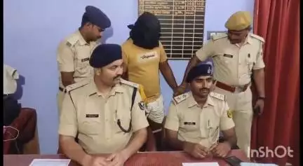 वारिसलीगंज: काशी बिगहा गांव में पुलिस ने छापामारी कर एक साइबर ठग को किया गिरफ्तार