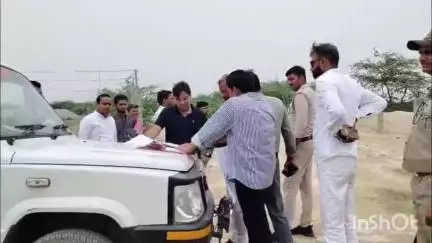 जलालाबाद: गांव केवल रामपुर चिलौआ में आवासीय विद्यालय और स्टेडियम के लिए विधायक व एसडीएम ने चिन्हित जगह का किया निरीक्षण