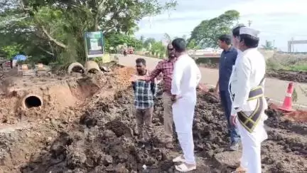 లొల్ల గ్రామంలో సైఫాన్ వంతెన నిర్మాణ పనులను పరిశీలించిన జిల్లా కలెక్టర్ మహేష్ కుమార్