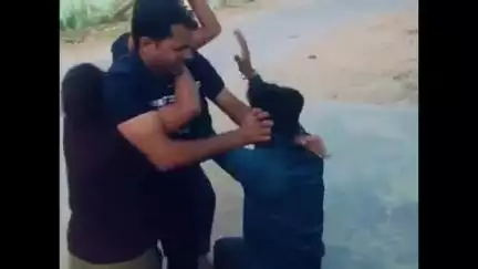 अतरौली: कुंजलपुर गांव में दरोगा और सिपाही ने अपने ही गांव में दिखाया रौब, नाबालिग को लाठी-डंडों से पीटा, वीडियो वायरल