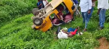 నిర్మల్: నిర్మల్ మండలం చిట్యాల బ్రిడ్జి వద్ద గుర్తు తెలియని వాహనం ఢీకొనడంతో నలుగురికి తీవ్ర గాయాలు: ఆస్పత్రికి తరలించిన స్థానికుల