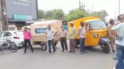 जबलपुर: भू माफिया के खिलाफ जनता का आक्रोश, एलआईसी बेदी नगर रोड पर रहवासियों और व्यापारियों ने किया चक्काजाम