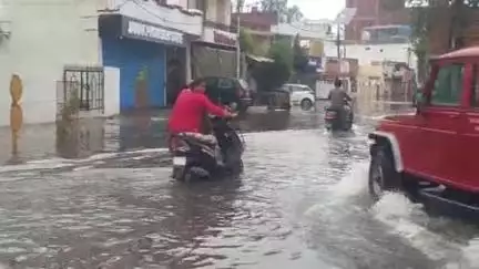 कुछ घंटे की बरसात ने  नगर निगम की कलई खोली जगह-जगह हुआ जल भराव पानी की निकासी नहीं