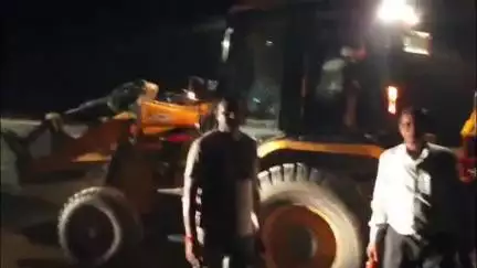 जलेसर: अवैध मिट्टी खनन पर प्रशासन ने की कार्रवाई, तहसीलदार ने गांव हंसपुर और नगला मोती में पकड़े 5 वाहन