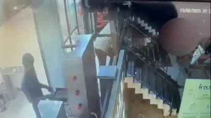 खुल्दाबाद अटाला के पास रेस्टोरेंट पर फेंका गया बम, पुलिस सीसीटीवी वीडियो के आधार पर मामले की जांच में जुटी