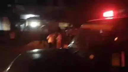 कानपुर: जाजमऊ के संजय नगर में कार चालक ने डिवाइडर पर चढ़ाई कार, एक युवक हुआ घायल