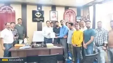 चम्पावत: तीन महीने से वेतन नहीं मिलने से एनएचएम कर्मी परेशान, कर्मचारियों ने सीएमओ को ज्ञापन सौंपा