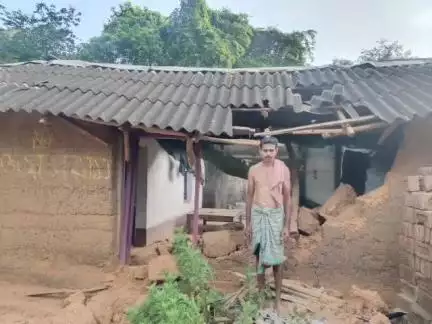 মেদিনীপুর: হাতির হামলায় তছনছ মাটির বাড়ি! চাঁদড়ার শিরষী গ্রামের ঘটনা সোমবার ভোরে