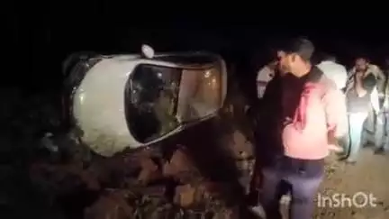 शाजापुर: एबी रोड पर बिजाना जोड़ के पास कुत्ता बचाने में तेज रफ्तार कार पलटी, बड़ा हादसा टला