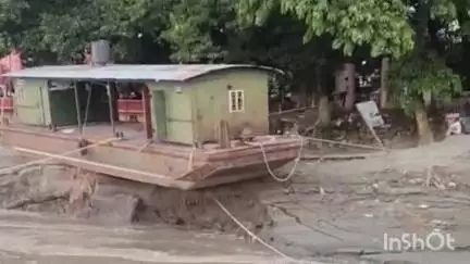 গুৱাহাটী: ভয়াৱহভাৱে খহিছে ব্ৰহ্মপুত্ৰৰ পাৰ, উমানন্দ ঘাট আৰু শুক্লেশ্বৰ মন্দিৰৰ প্ৰতি আহিছে  ভাবুকি