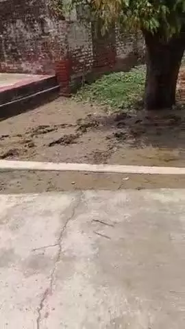 road banne ke Karan khanbha tut gaya tha is Karan Pradhan Ji Ne 15000 liye abhi bhi theek nahin hua Hai 2 mahine ho gaye