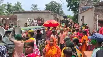 ইলামবাজার: ইলামবাজার ব্লকের জয়দেব অঞ্চলের সন্তোষপুর গ্রামে শীতলা মায়ের বিদায় অনুষ্ঠিত হয় প্রশাসনের কঠোর নজদারিতে