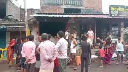 उन्नाव: हाजीपुर में दुकान में अज्ञात कारणों से लगी आग, जिससे हुआ नुकसान