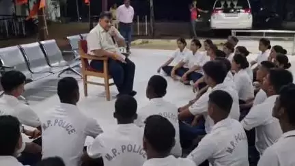 छिंदवाड़ा नगर: छिंदवाड़ा पुलिस अधीक्षक ने नव आरक्षक को ट्रेनिंग पर जाने से पहले शुभकामनाएं दीं, की ज़रूरी चर्चा