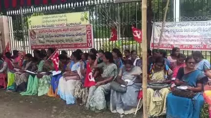 అంగన్వాడీలకు ప్రభుత్వ సంక్షేమ పథకాలు వర్తింపచేయాలి అంగన్వాడి జిల్లా అధ్యక్షురాలు పద్మ డిమాండ్