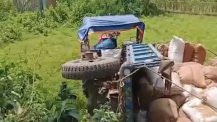 ময়ূরেশ্বর ২: ধান বোঝাই ট্রাক্টর বহড়ার ফাঁকা জমিতে উল্টে বিপত্তি