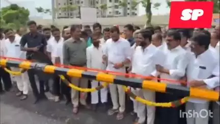 పటాన్​​చెరు: వెలిమల - ఈదుల నాగులపల్లి రైల్వే గేట్ ను ప్రారంభించిన మెదక్ పార్లమెంట్ సభ్యులు మాధవనేని రఘునందన్ రావు