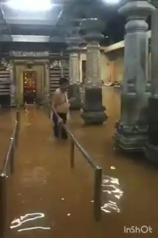 ಕುಂದಾಪುರ: ಬಾರಿ ಮಳೆ ಸುರಿಯುತ್ತಿರುವುದರಿಂದ ಪಟ್ಟಣದ ಮಾರಣಕಟ್ಟೆ ಬ್ರಹ್ಮಲಿಂಗೇಶ್ವರ, ಕಮಲಶಿಲೆ ದುರ್ಗಾಪರಮೇಶ್ವರಿ ದೇವಸ್ಥಾನದ ಒಳಗೆ ನೀರು