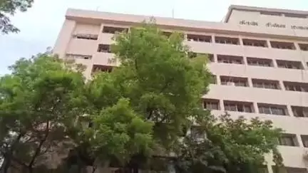 ஈரோடு: ஆட்சியர் அலுவலகத்தில் தமிழ்  மொழியில் பெயர் பலகை வைக்க கோரி மாவட்ட ஆட்சியர் அவர்களிடம் மனு