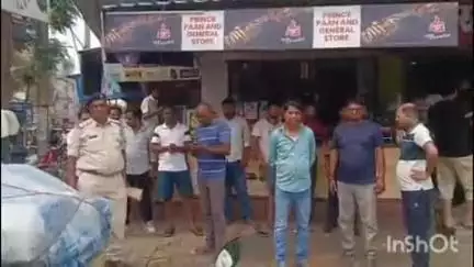 गोपालगंज: सदर अस्पताल के मुख्य गेट के पास दुकान की छत से मिला अज्ञात युवक का शव, पुलिस ने पोस्टमार्टम के लिए भेजा
