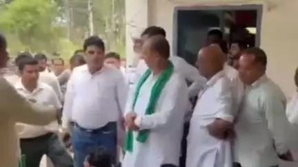 जगाधरी: बिजली कटौती से परेशान भूकिये ज़िला अध्यक्ष ने कार्यकर्ताओं संग रादौर बिजली कार्यालय पर किया प्रदर्शन
