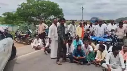 యర్రగొండపాలెం: హనుమాన్ జంక్షన్ కుంట వద్ద పొగాకు కొనుగోలు చేయాలని పొగాకు రైతులు రాస్తారోకో