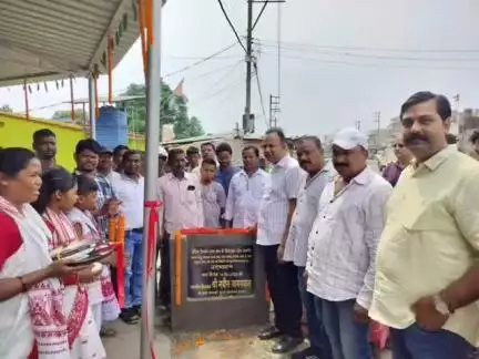 रातू: रातू प्रखंड के कमड़े पंचायत में सरना स्थल एवं शेड निर्माण कार्य का उद्घाटन