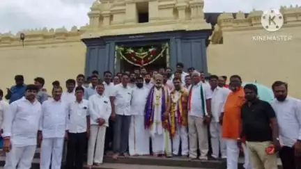 కురవి: కురవి ఆలయంలో ప్రత్యేకపూజలు నిర్వహించిన టిపిసిసి ప్రచారకమిటీ చైర్మన్, మాజీయంపి మధుయాష్కీ గౌడ్, ట్రైకార్ చైర్మన్ బెల్లయ్య