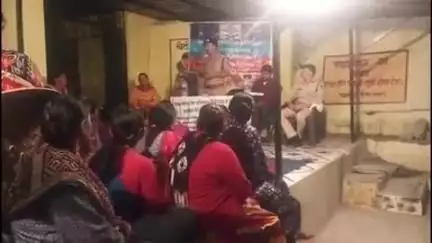पिथौरागढ़: झूलाघाट पुलिस ने ग्राम मजिरकाड़ा में रात्रि चौपाल लगाकर विभिन्न विषयों पर लोगों को जागरूक किया