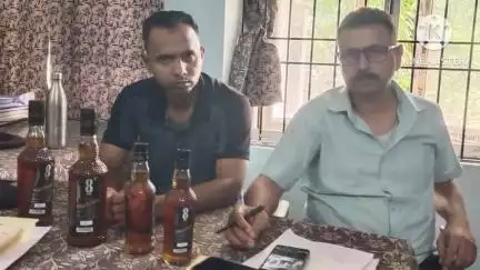 गोरौल: गोरौल पुलिस ने 372 लीटर विदेशी शराब के साथ दो धंधेबाजों को किया गिरफ्तार, एक पिकअप भी जब्त