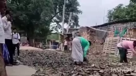 রতুয়া ২: পাকুরতলা এলাকা থেকে দীর্ঘ প্রতীক্ষিত রাস্তা নতুন করে নির্মা কাজের সূচনা হলো,