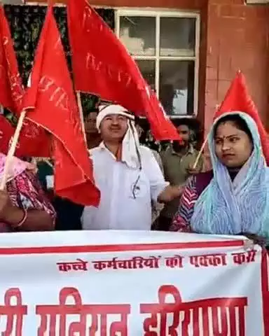 जगाधरी: स्वास्थ्य ठेका प्रथा के तहत लगे कर्मचारियों का सिविल अस्पताल में पोस्ट बदलने के चलते धरना जारी