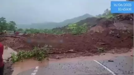 गगनबावडा करूळ घाटात दरड कोसळली.कोल्हापूरहून कोकणात जाणारी व कोल्हापूर कडे येणारी वाहतूक ठप्प