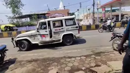मुंगावली: पेट्रोल पंप के सामने दुकान से मोबाइल चोरी कर भाग रहे चोर को लोगों ने पकड़ा, पुलिस के हवाले किया