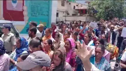 जोशियाड़ा: सड़क की बदहाली को लेकर वरुणाघाटी के दर्जनों गांव के ग्रामीण जलसैलाब के साथ जिला मुख्यालय की सड़कों पर उतरे #jansamasya