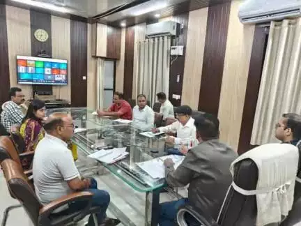 जौनपुर: कलेक्ट्रेट स्थित एनआईसी कक्ष में डीएम ने राजस्व अधिकारियों के साथ गूगल मीट में उपजिलाधिकारियों के वेतन रोकने का निर्देश दिया
